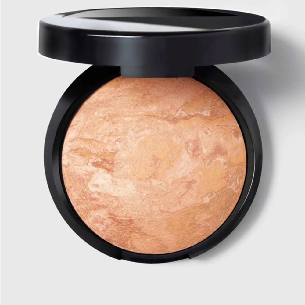 Laura Gellar, Baked Balance-n-Glow
Illuminating Foundation, Light, NEW